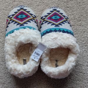 New Aerie fuzzy slippers, medium